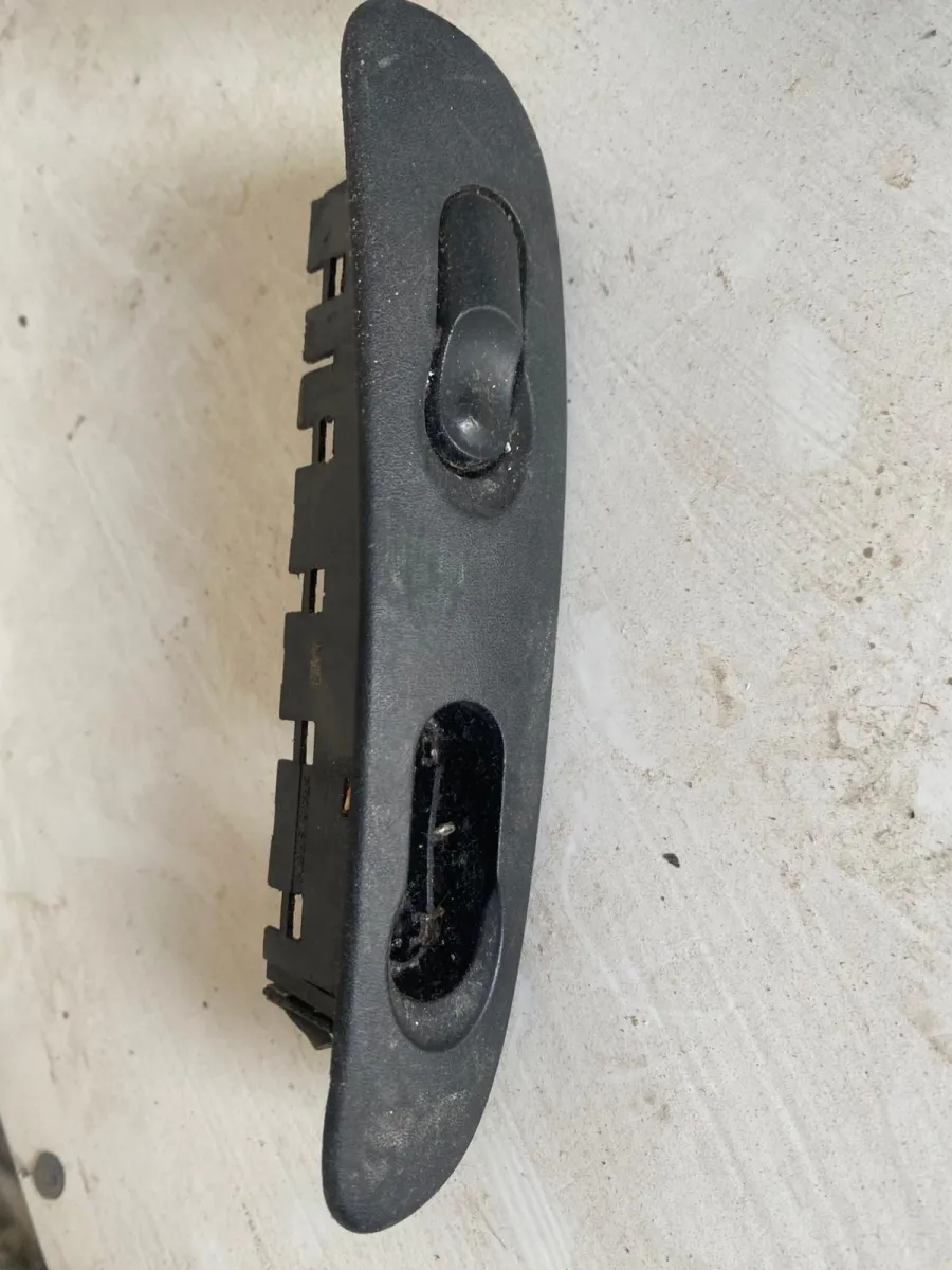 Opel Vectra Sağ Ön Cam Düğme Çerçeve